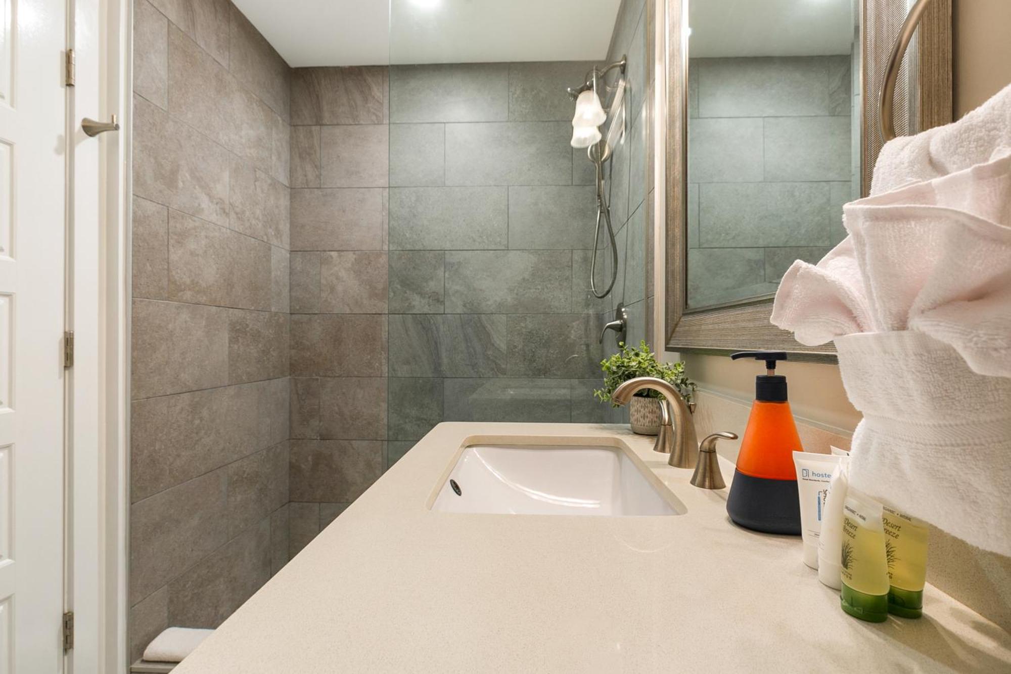 Nola Charm - Luxury 4-Bed Retreat Steps From French Quarter Apartamento Nova Orleães Exterior foto